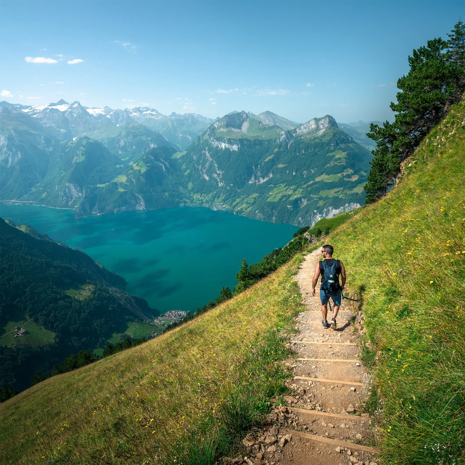 Wanderweg über einem Bergsee als Beispiel für eine lokal erstellte Story